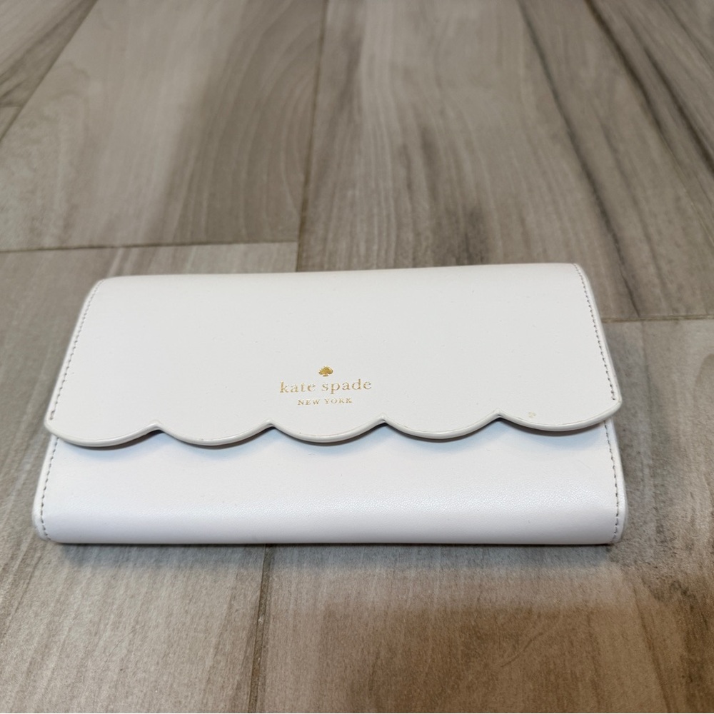 Kate Spade White Scalloped Wallet on chain. Like New!